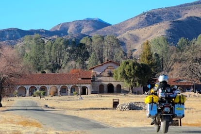 El Camino Real recorre la Alta California uniendo 21 misiones franciscanas desde San Diego hasta Sonoma. La mayora fueron fundadas por el mallorqun Fray Junpero Serra durante la expedicin de Gaspar de Portol en 1768. Las ms famosas son las de Monterrey, Carmel o la propia misin de San Diego. Sin embargo, la de San Antonio de Padua (en la imagen) ofrece la particularidad de que, a diferencia de aquellas, situadas en el centro de grandes urbes, se encuentra en un territorio despoblado y mantiene el mismo aspecto que en el siglo XVIII. Es, por ello, la ms autntica y genuina de todo el Camino Real.