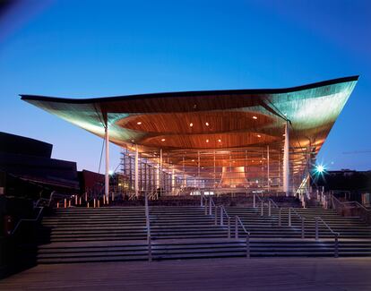 Ese es el espíritu que ha querido plasmar la Asamblea Nacional de Gales situada en Cardiff  (Reino Unido) del arquitecto Richard Rogers. La transparencia del edificio también ayuda a que la luz del sol penetre hasta los espacios administrativos del nivel inferior, y las posibilidades del terreno se han tenido en cuenta como mecanismo de refrigeración. Un edificio público que ahorra mucha más energía que otros tradicionales.