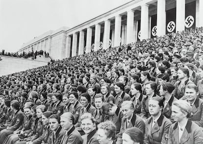 Mujeres en un mitin nazi en estadio Zeppelin en una imagen sin datar.