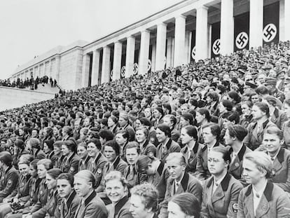 Mujeres en un mitin nazi en el estadio Zeppelin, en la ciudad de Núremberg, en una imagen sin datar.