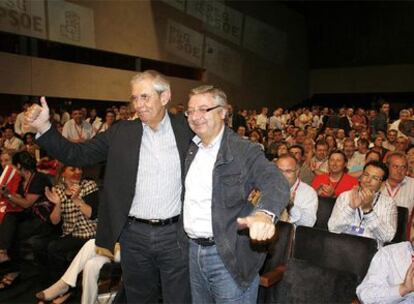 Touriño y Blanco saludan a los delegados al XI Congreso del PSdeG, ayer en Santiago. A la derecha, sentado, Ricardo Varela.