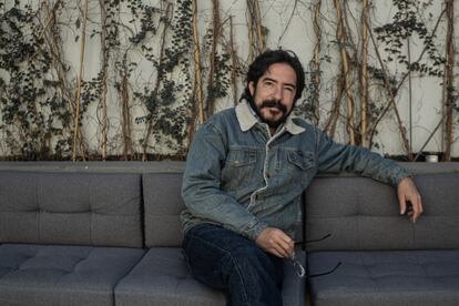 Pedro Salmerón posando tras la entrevista en un hotel de Ciudad de México