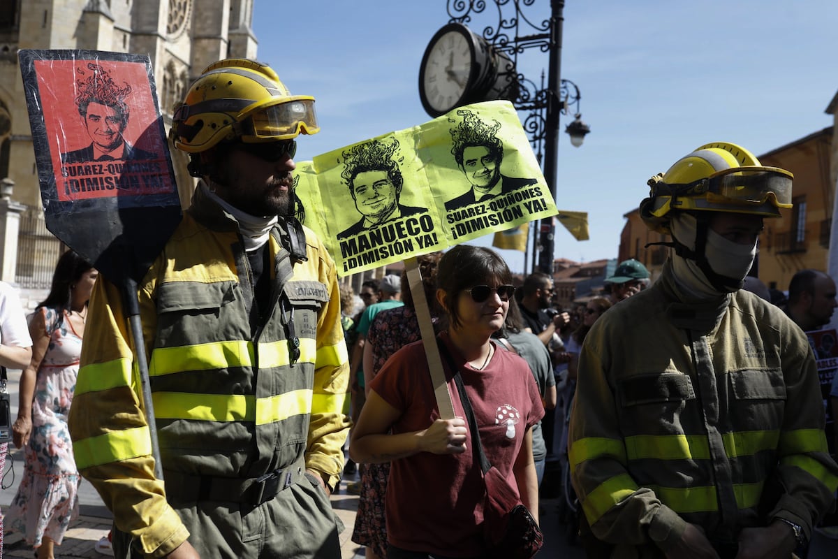 Unas 2.000 personas claman en León por la dimisión de Mañueco tras la crisis de los incendios