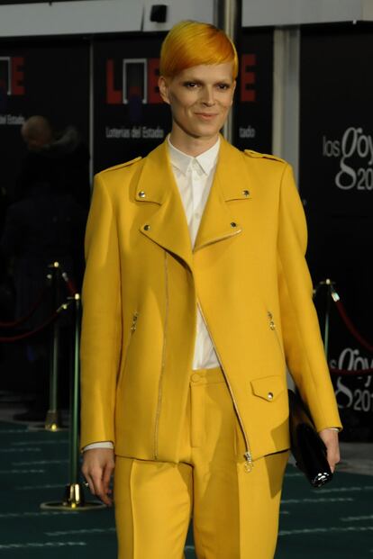 Bimba Bosé apostó por el amarillo de David Delfín y un look masculino en 2010. Perfecta.