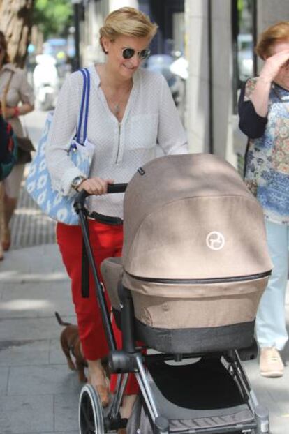 María Zurita pasea con su hijo por Madrid a finales de junio.