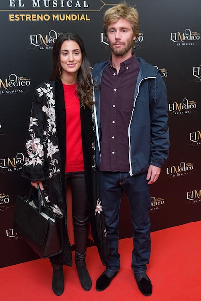 Perfecta con un estilismo que todo el mundo puede copiar: jersey básico, pantalones de cuero y chaqueta tipo kimono.