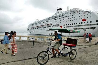 El crucero <i>Arosa Blu,</i> de Londres, atracado en La Habana el pasado miércoles.