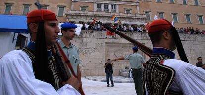 Guardias helenos frente al edificio del Parlamento griego