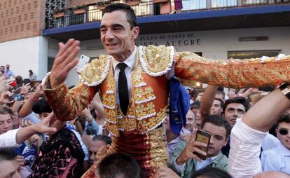 Paco Ureña, a hombros por la puerta grande de la plaza de Bilbao.