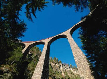 Uno de los añereos pasaje del tren panorámico Glacier Express