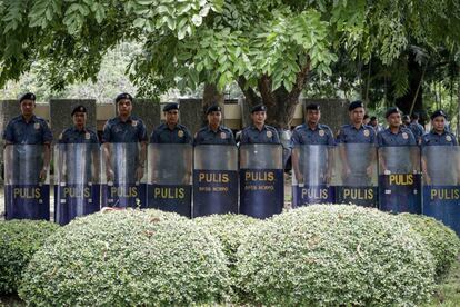 Oficiales de policía hacen guardia cerca de la sede de la Reunión de Ministros de Relaciones Exteriores de la Asociación de Naciones del Sudeste Asiático (ASEAN) en Pasay City, al sur de Manila (Filipinas).