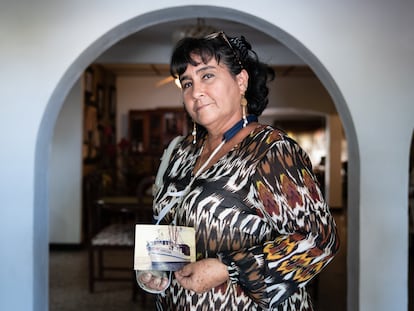 Sandra sostiene una foto del barco en el que se desapareció su esposo. La Paz, Cesar, el 12 de enero de 2023.