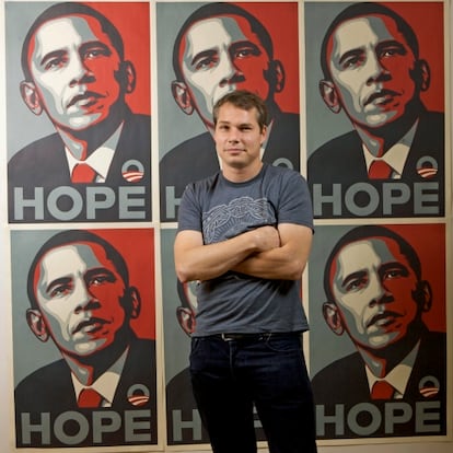 Shepard Fairey posa ante el cartel que creó para la campaña electoral de Barack Obama en 2008.