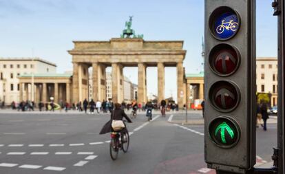 Semáforo para ciclistas junto a la puerta de Brandeburgo, en Berlín.