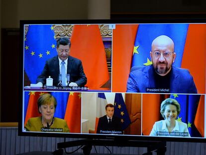 De izquierda a derecha y de arriba abajo, Xi Jinping, Charles Michel, Angela Merkel, Emmanuel Macron y Ursula von der Leyen, el pasado 30 de diciembre.