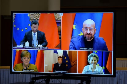 De izquierda a derecha y de arriba abajo, Xi Jinping, Charles Michel, Angela Merkel, Emmanuel Macron y Ursula von der Leyen, el pasado 30 de diciembre.