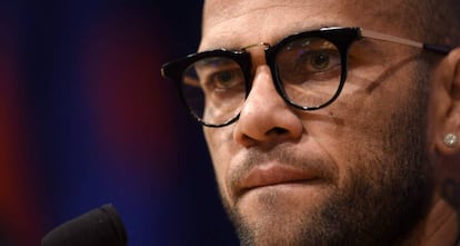 Alves, durante esta temporada con el Barça.