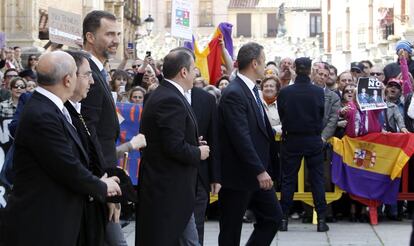 El Príncipe de Asturias en el exterior de la universidad de Alcalá de Henares donde ha entregado el Premio Cervantes 2012 al escritor José Manuel Caballero Bonald.