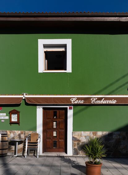 Fachada del restaurante Casa Emburria en El Crucero.  