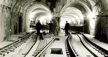 Trabajadores del Metro de Madrid, en labores de mejora de una de las estaciones.