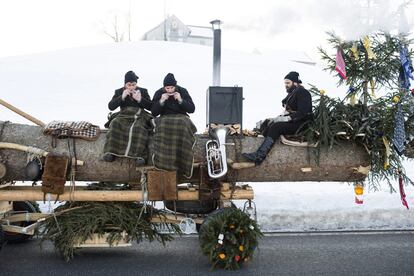 Tradicional desfile 'Bloch' en Hundwil (Suiza). El 'Bloch' es un tronco que simboliza un regalo a los trabajadores y que se lleva por los pueblos del cantn de Appenzell Ausserrhoden en Suiza.