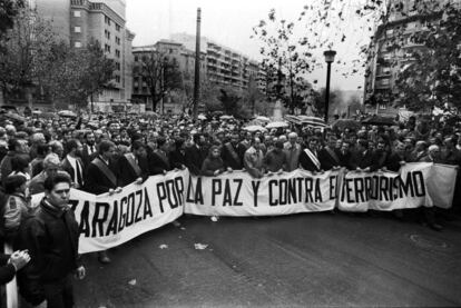 Más de 200.00 personas, casi un tercio de la capital aragonesa, participaron en Zaragoza el domingo 13 de diciembre de 1987 en la manifestación silenciosa de repulsa por el atentado. Encabezaba la marcha una pancarta con el lema “Zaragoza, por la paz y contra el terrorismo”.