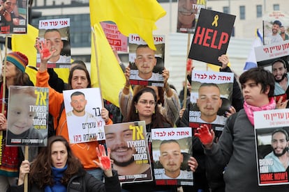 Familiares de rehenes israeles retenidos por Hams en Gaza reclaman frente a la oficina del primer ministro israel, Benjamn Netanyahu, que se siga cumpliendo el alto el fuego, este martes en Jerusaln.