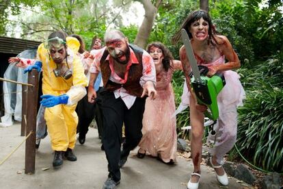 Algunos de los zombis invitados a la cena de sesos en Portaventura. 