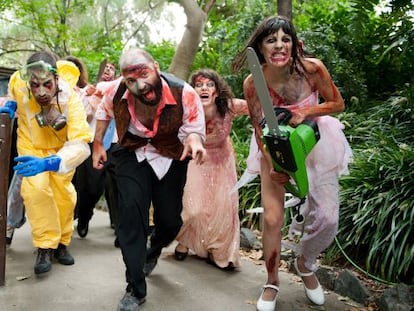Algunos de los zombis invitados a la cena de sesos en Portaventura. 