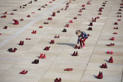 Cientos de zapatos rojos extendidos como protesta por la violencia contra las mujeres, en la Plaza Habima en Tel Aviv (Israel), el martes 4 de diciembre de 2018.