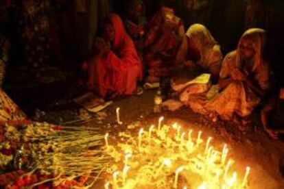 Familiares de los trabajadores fallecidos o desaparecidos del Rana Plaza asisten a una vigilia de oración en el sexto aniversario del derrumbamiento de la fábrica textil Rana Plaza en Bangladesh.