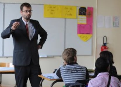 Un profesor durante una clase en un colegio de EE UU.