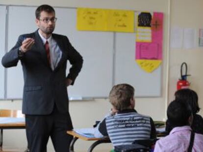 Un profesor durante una clase en un colegio de EE UU.