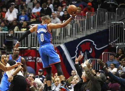 Russell Westbrook se va hacia el público al intentar no perder el balón.