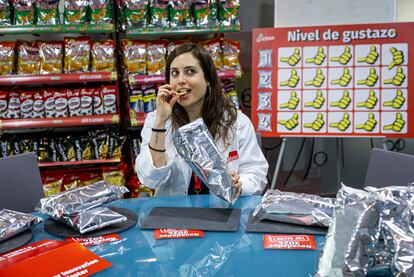 La catadora de Grefusa, Elena Gisbert, durante un momento de la prueba de productos.