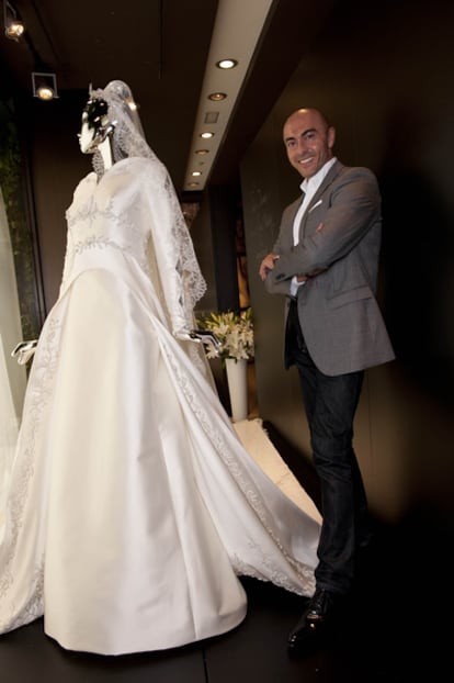 El diseñador jefe de Pronovias, Manuel Mota, junto a uno de los modelos que ha diseñado inspirándose en Catalina Middleton.