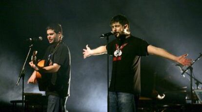 Los hermanos Muñoz, ayer, en su concierto en Cornellà.