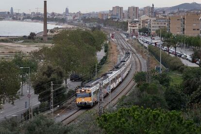 En la imagen un tren de Rodalies Renfe a la altura de Montgat  en la línea que une el Maresme con Barcelona. Foto: Massimiliano Minocri