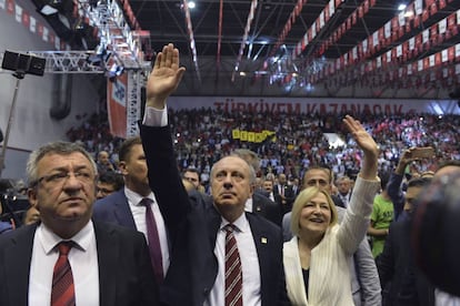 Muharrem Ince, en el centro junto a su mujer, en el congreso que este viernes lo ha nominado como candidato del partido CHP, el principal de la oposición en Turquía, a las elecciones presidenciales del próximo 24 de junio.