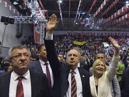 Muharrem Ince, en el centro junto a su mujer, en el congreso que este viernes lo ha nominado como candidato del partido CHP, el principal de la oposición en Turquía, a las elecciones presidenciales del próximo 24 de junio.