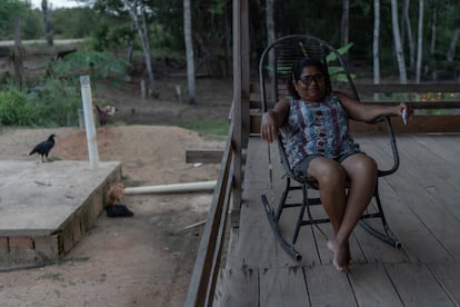 Dona Mocinha, a resident of Igapó Açu, which is inside a natural reserve. She belongs to the BR-319 Friends and Defenders Association. 
