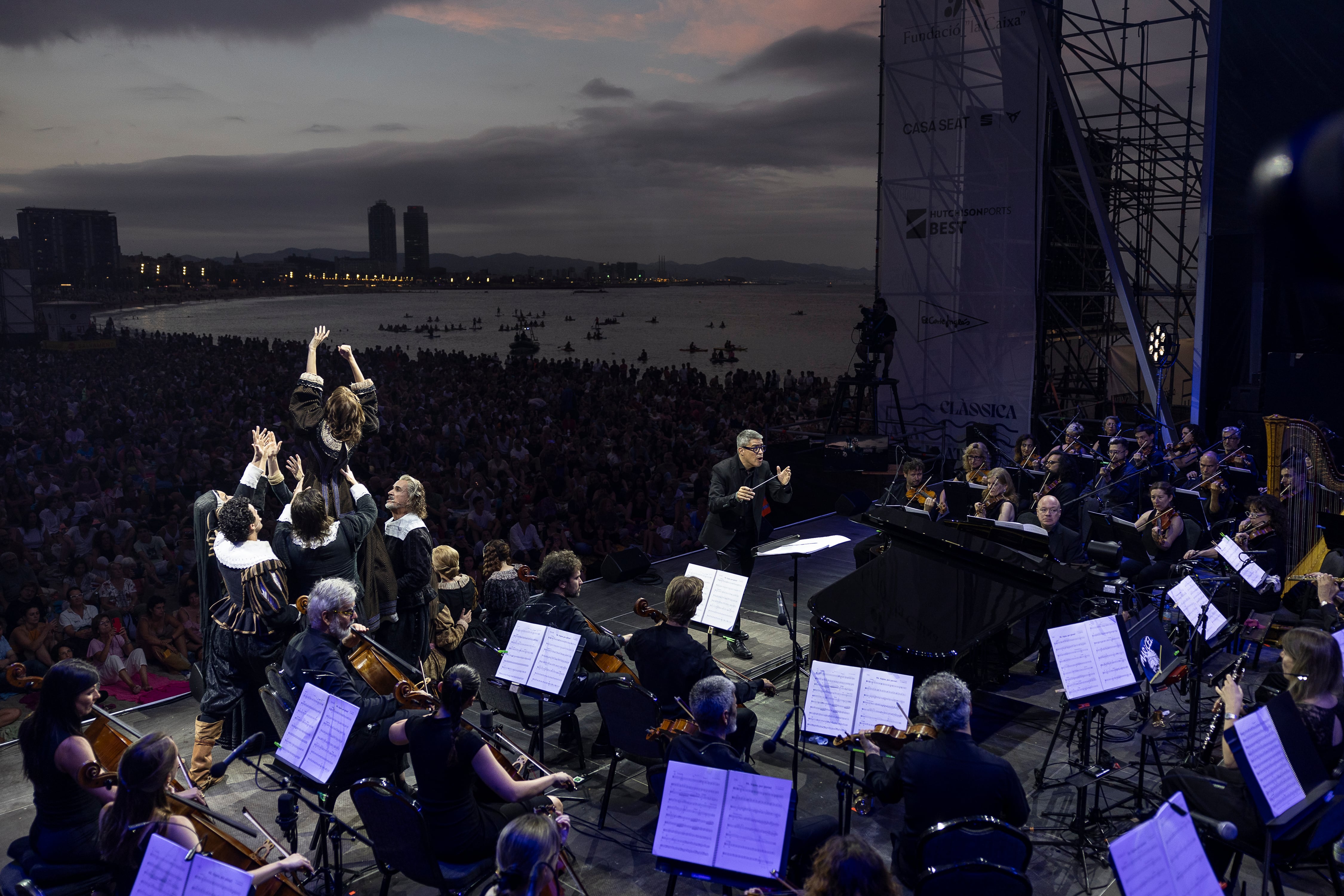 Concierto de música clásica en la playa de Sant Sebastià en julio de 2025 por iniciativa de Barcelona Obertura.