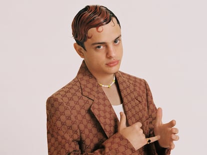 Lorenzo Ferro, protagonista de 'Fanático' vestido de Gucci y mirando al futuro sin fanatismo.