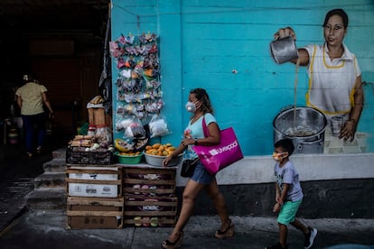 Personas visitan el mercado de la Colonia Progreso del Puerto de Acapulco, en Guerrero,, el 2 de mayo de 2021, a pocas semanas de llevarse a cabo las elecciones por la gubernatura del Estado y por diputaciones plurinominales.