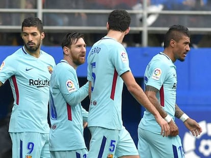 Luis Suárez es felicitado por su gol.