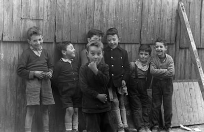 La exposición 'Más que niños' recoge el trabajo centrado en la infancia de Francisco Ontañón (Barcelona 1930 - Madrid 2008), un tema recurrente a lo largo de toda su trayectoria. En la imagen, 'Niños cuentan' (Barcelona, 1956).