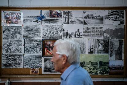 En la foto, un panel con fotos antiguas del barrio y de la ciudad en el bar de la asociación de vecinos. Los vecinos recorren el barrio portal por portal con el fin de averiguar dónde hay uralita. Durante meses de mapeo, explican que han surgido nuevos casos que no tenían controlados. Como el de Nuria Serrano, de 41 años, que explica su resquemor: “Queremos deshacernos de la uralita porque afecta a 
nuestra salud”.

