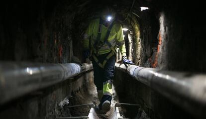 Obras de mejora en el alcantarillado de la calle del Carme de Barcelona.