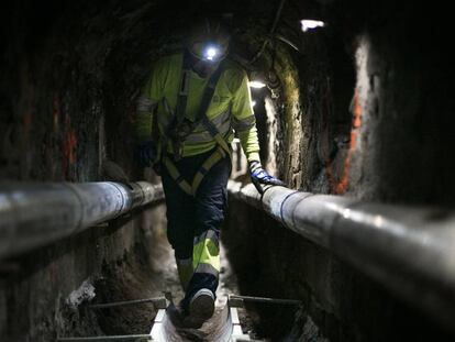 Obras de mejora en el alcantarillado de la calle del Carme de Barcelona.