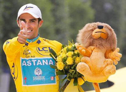 El ciclista español Alberto Contador, del equipo Astana, celebra en el podio la consecución de su tercer Tour de Francia, tras la vigésima y última etapa de la 97ª edición de la ronda disputada el domingo 25 de julio de 2010 entre Longjumeau y Paris